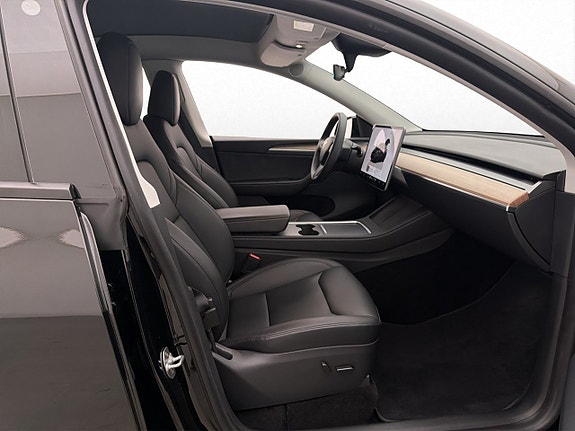 Tesla Model Y 15 of 30