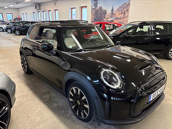 MINI Cooper SE 2 of 11