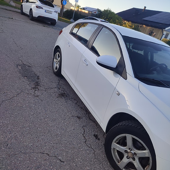 Chevrolet Cruze 3 of 7