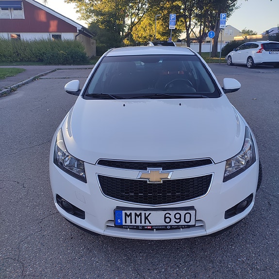 Chevrolet Cruze 2 of 7