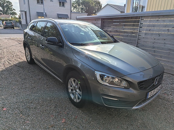 Volvo V60 Cross Country 2 of 9