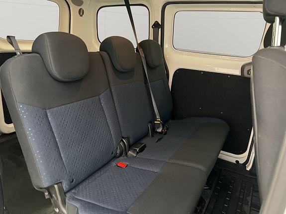 Nissan NV200 23 of 29