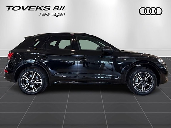 Audi Q5 2 of 17