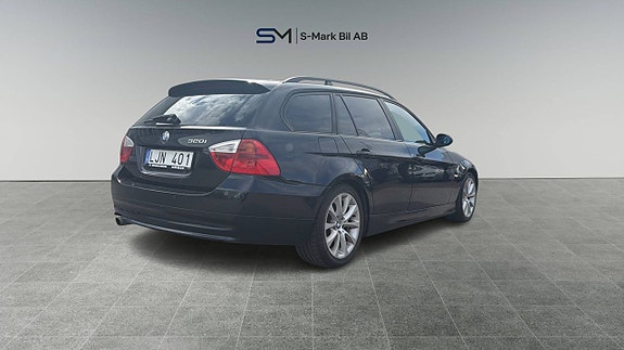 BMW 320i 5 of 11