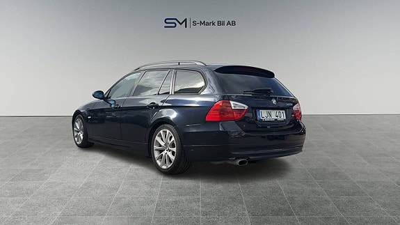 BMW 320i 3 of 11