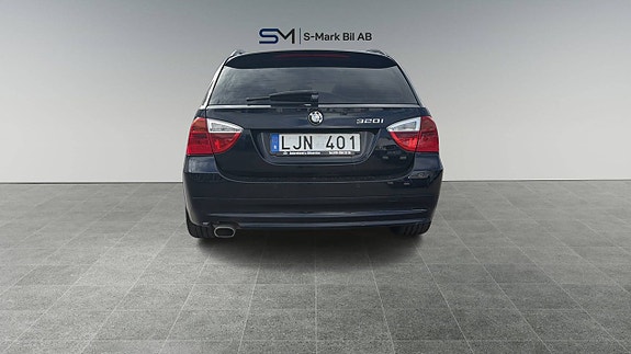 BMW 320i 4 of 11