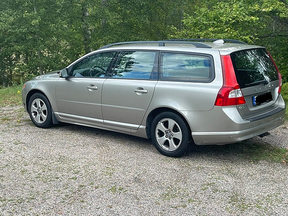 Volvo V70 2 of 9