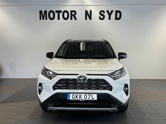 Toyota RAV4 2 of 19