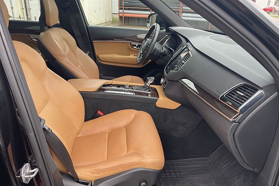 Volvo XC90 15 of 21
