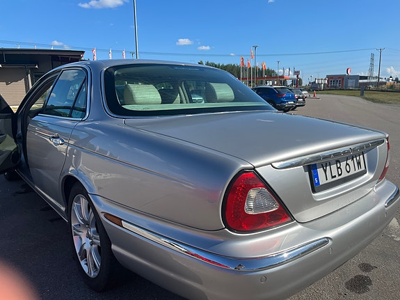 Jaguar XJ 8 of 12