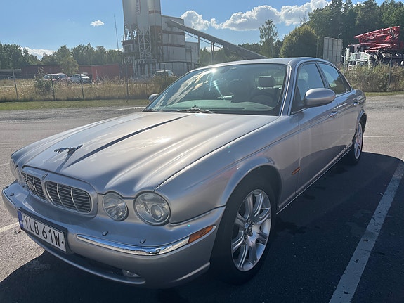 Jaguar XJ 9 of 12