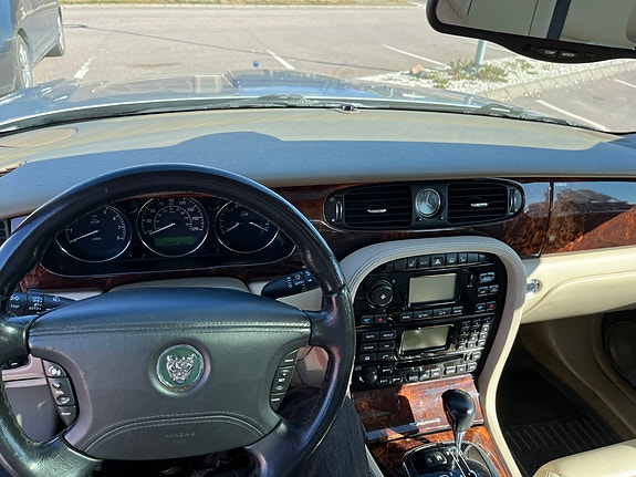 Jaguar XJ 7 of 12