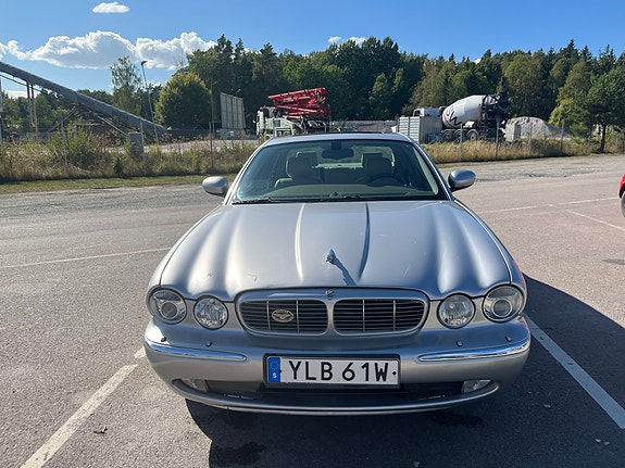 Jaguar XJ 11 of 12