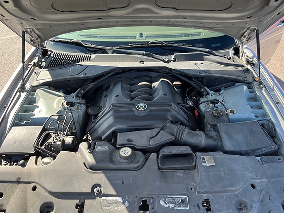 Jaguar XJ 4 of 12