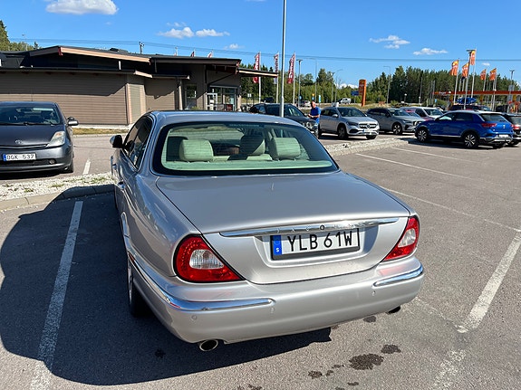 Jaguar XJ 3 of 12