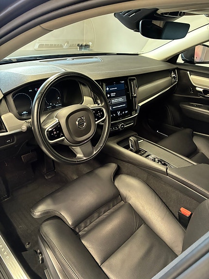 Volvo V90 2 of 4