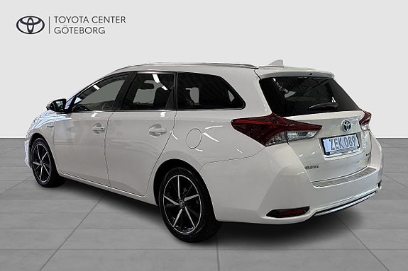 Toyota Auris 2 of 10
