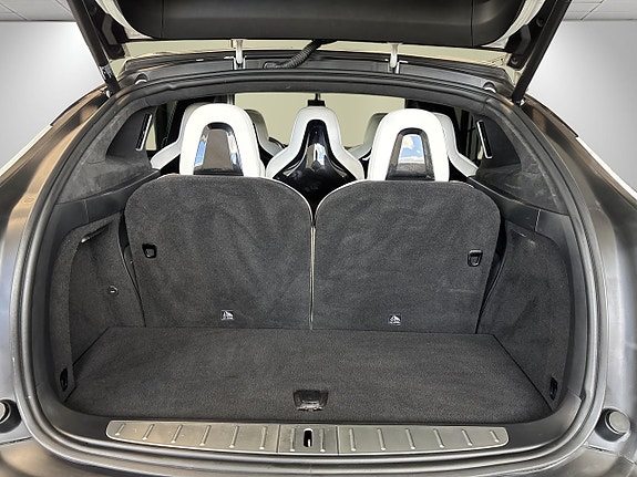Tesla Model X 16 of 27