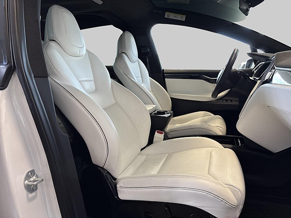 Tesla Model X 22 of 27