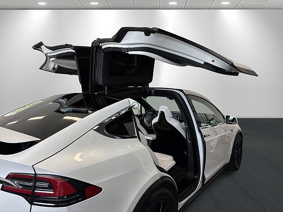 Tesla Model X 20 of 27