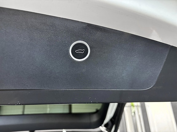 Tesla Model X 18 of 27