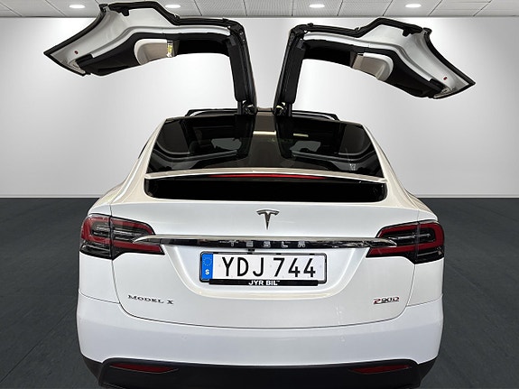 Tesla Model X 21 of 27