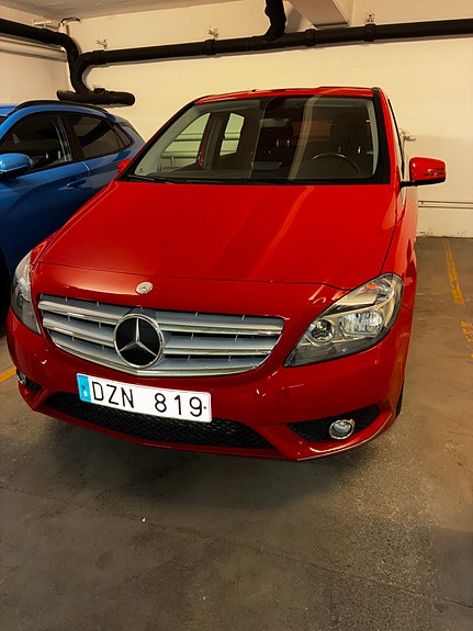 Mercedes-Benz B180 2 of 16