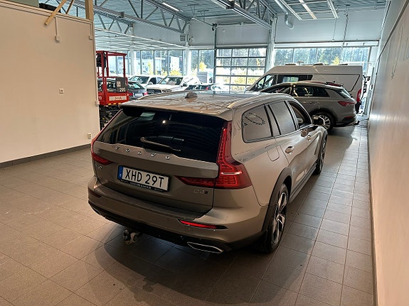 Volvo V60 Cross Country 3 of 17
