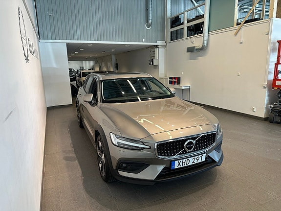 Volvo V60 Cross Country 4 of 17