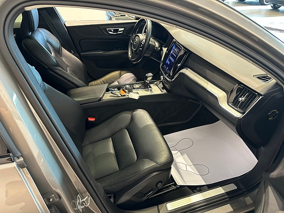 Volvo V60 Cross Country 7 of 17