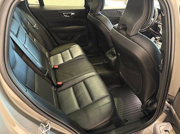 Volvo V60 Cross Country 8 of 17