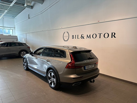 Volvo V60 Cross Country 2 of 17