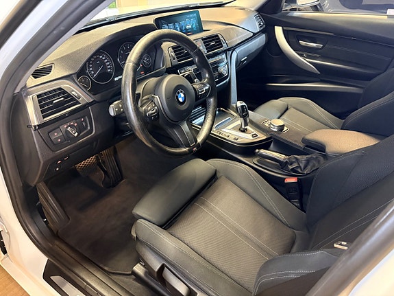 BMW 330e 10 of 26