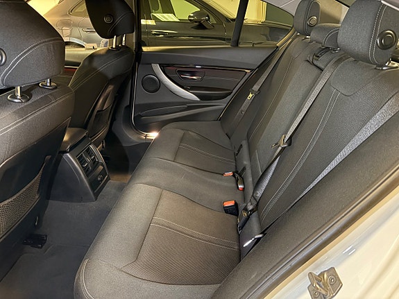 BMW 330e 20 of 26