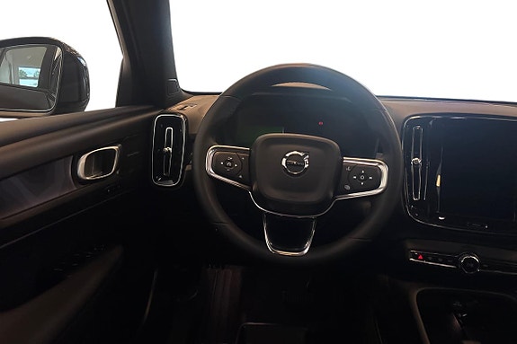 Volvo EX40 11 of 24