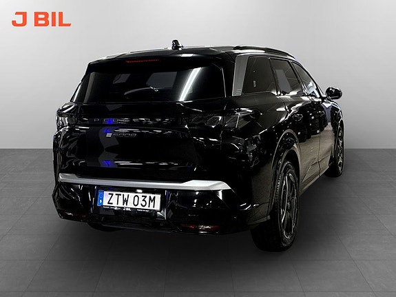Peugeot e-5008 3 of 15