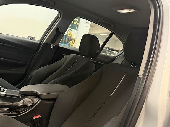 BMW 320i 13 of 30