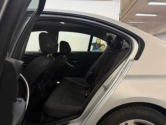 BMW 320i 11 of 30