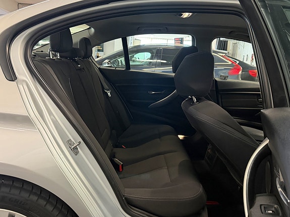 BMW 320i 16 of 30