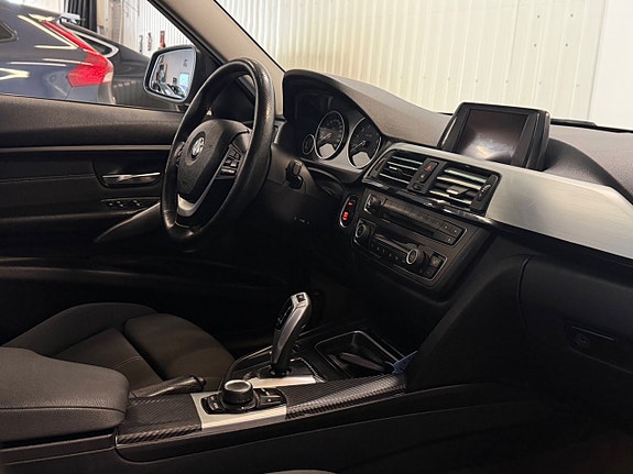 BMW 320i 19 of 30