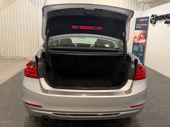 BMW 320i 15 of 30