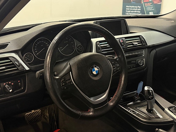 BMW 320i 12 of 30
