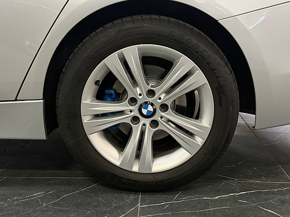 BMW 320i 7 of 30
