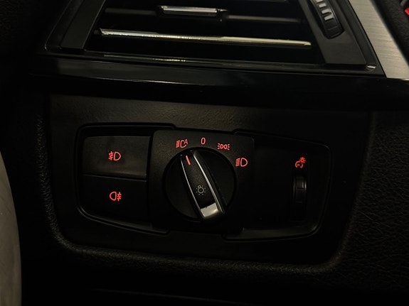 BMW 320i 30 of 30