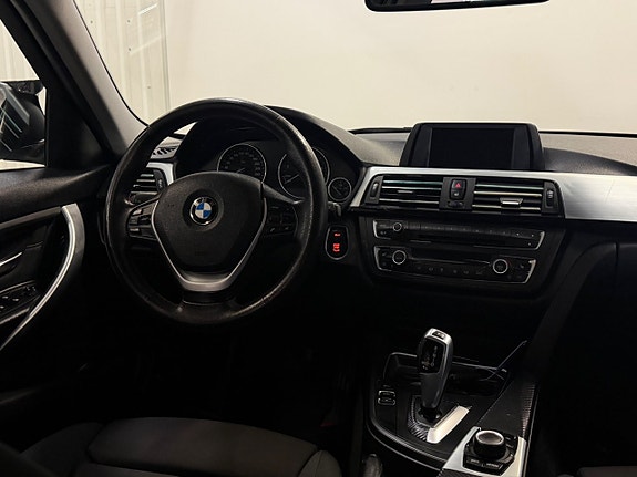 BMW 320i 14 of 30