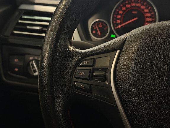 BMW 320i 26 of 30