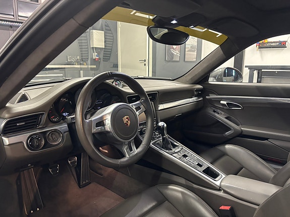 Porsche 911 Carrera S 5 of 7