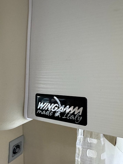 WINGAMM Brownie 5.8 (150HK) HELGJUTEN KAROSS! Nedsänkbar dubbelbädd! Stor lounge! Endast 5,9m! UNIK! 16 of 19