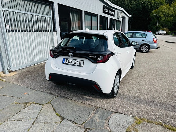 Toyota Yaris 3 of 25
