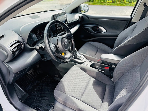 Toyota Yaris 8 of 25
